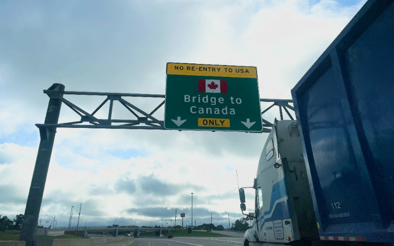カナダ国境の道路標識
